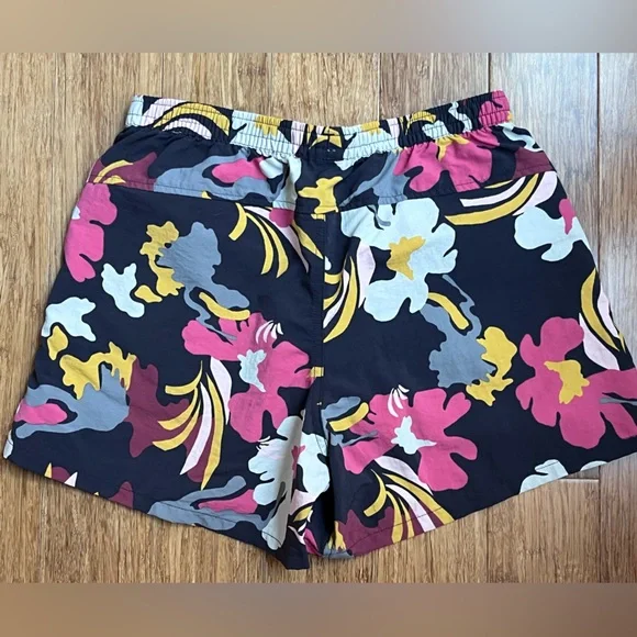Patagonia Womens shorts size Small floral. 1121 - Picture 5 of 5
